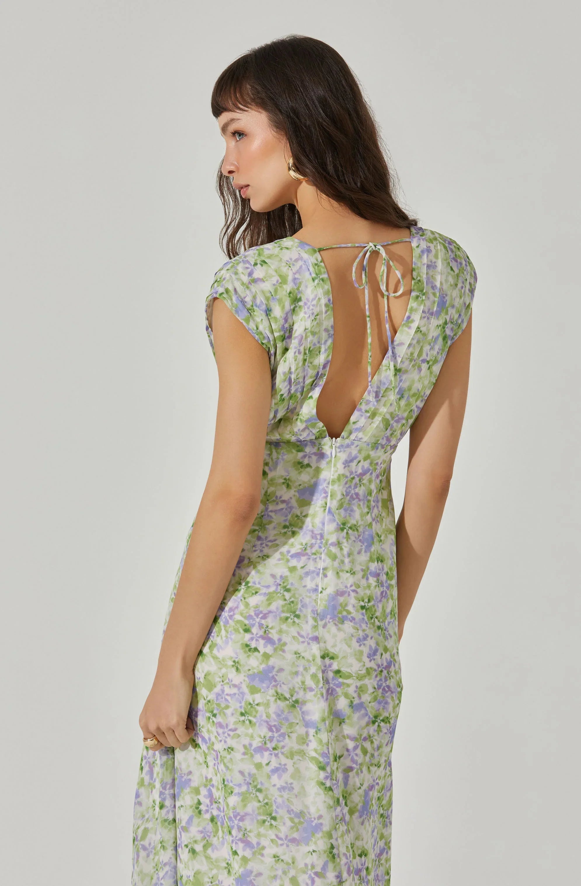 Lbruh V-Neck Pleated Floral Midi Dress