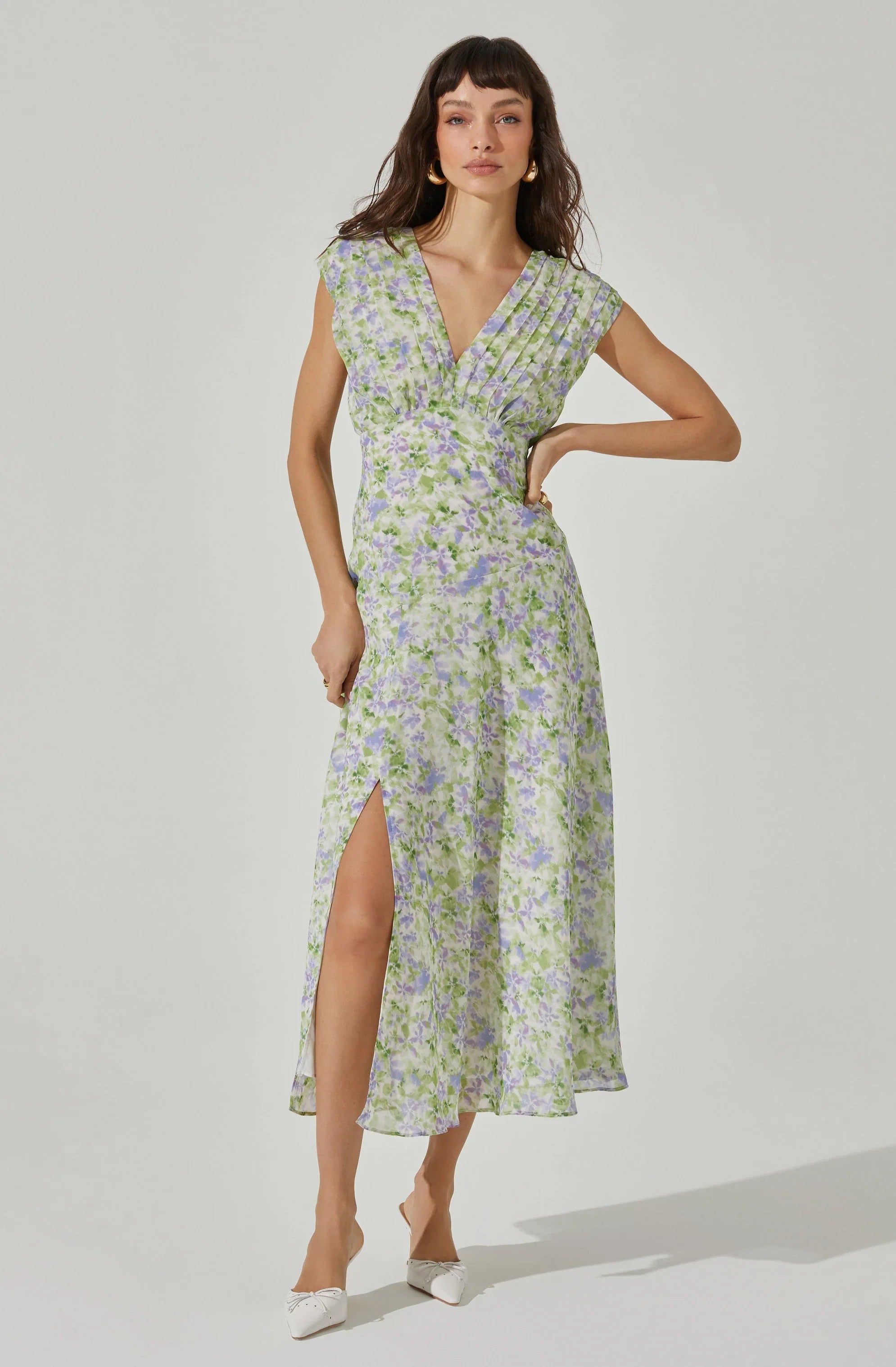 Lbruh V-Neck Pleated Floral Midi Dress