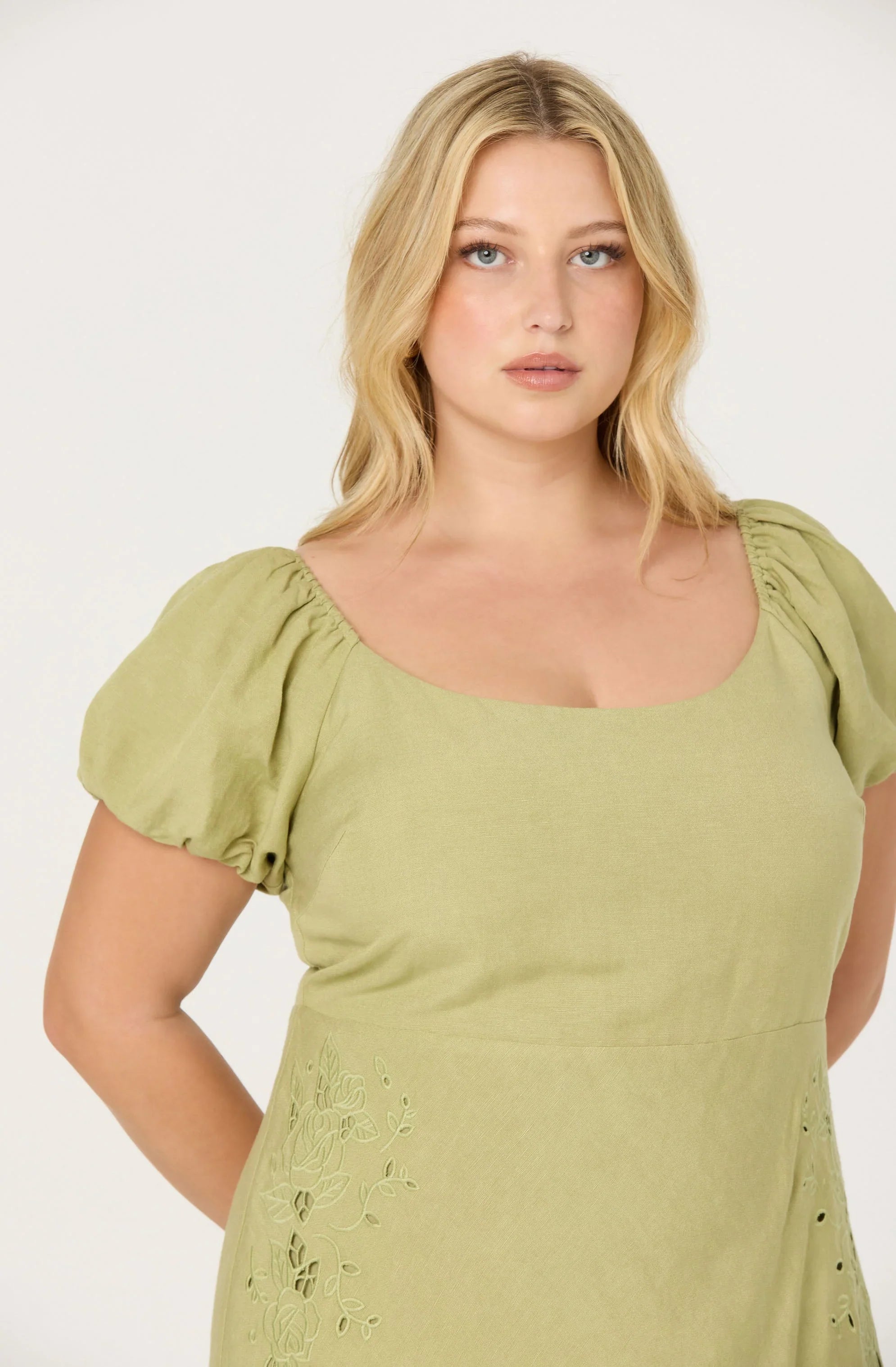 Lbruh Leocadia Embroidered Puff Sleeve Midi Dress
